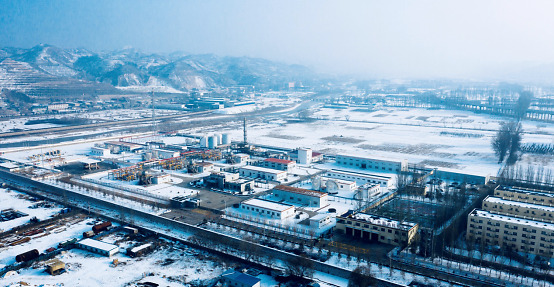 1585719298645394.jpg 寒冬中正在生產(chǎn)的天然氣處理廠.jpg