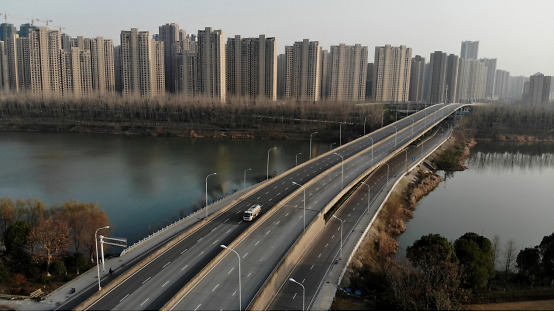 1585719353677703.jpg 疫情風(fēng)暴中心的油品保供車輛.jpg